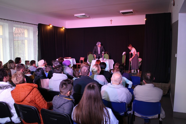 Łąkta. Drewniany talerz