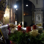 Biskup poświęcił wieniec i zapalił pierwszą świecę.