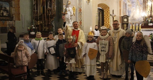 Dzieci przez czas nawiedzenia przychodzą przebrane za św. Michała Archanioła, do czego zachęcał prooszcz ks. Dariusz Gasiński.