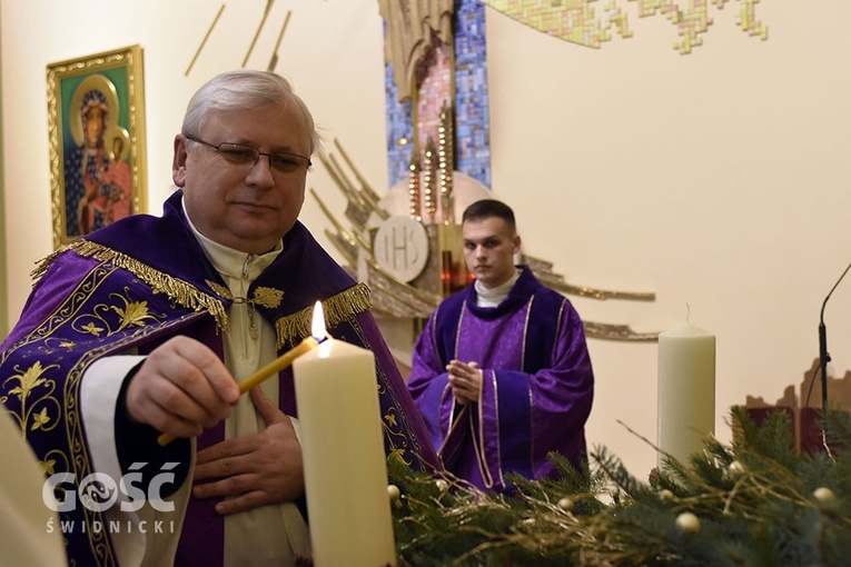 Rektor świdnickiego WSD zapala święcę.