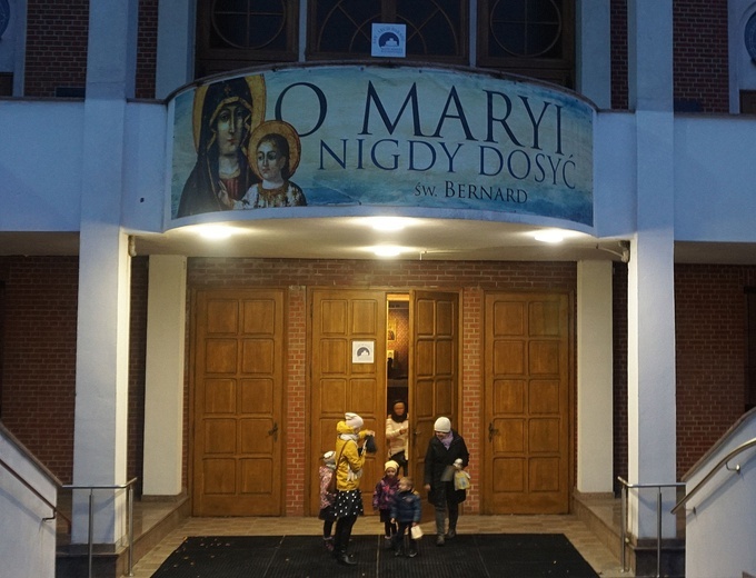 Roraty w dolnym kościele Matki Bożej Kochawińskiej w Gliwicach