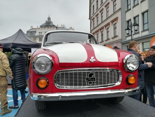 Bielsko-Biała. Syrenka Toma Hanksa odsłonięta na placu ratuszowym. Licytacja dla dzieci w szpitalach