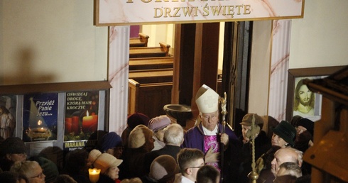 Drzwi święte otworzył ordynariusz diecezji łowickiej.