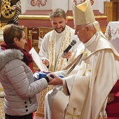 Otrzymujący Biblię słyszeli zachętę do przyjęcia jej z wiarą.