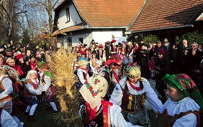 W rocznicę ślubu Lucjana Rydla i Jadwigi Mikołajczykówny przed posiadłością odbywa się tradycyjny obrzęd.