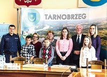 Znalazcy z dumnymi mamami w towarzystwie prezydenta i komendanta. 