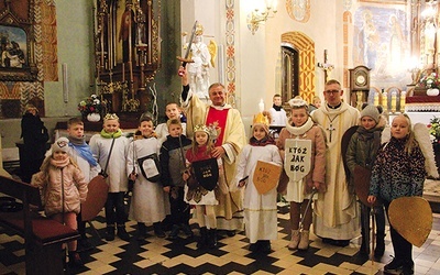 Najmłodsi przychodzili ubrani w strój świętego wojownika.