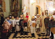 Najmłodsi przychodzili ubrani w strój świętego wojownika.