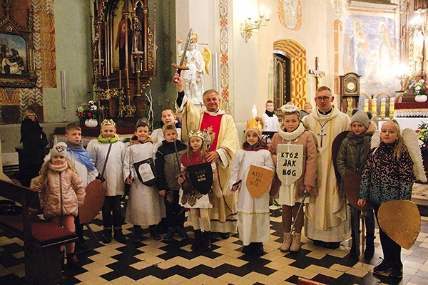 Najmłodsi przychodzili ubrani w strój świętego wojownika.