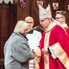 ▼	Biskup Ostrowski wręczył odznaczenia zasłużonym dla archidiecezji.