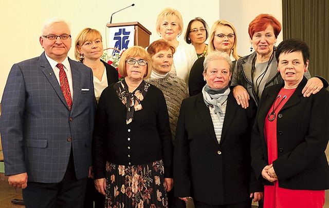 ▲	Członkowie parafialnego oddziału z Teresą Połeć, prezesem Diecezjalnego Instytutu AK (czwarta z prawej w górnym rzędzie).