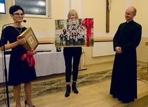 ▲	Ks. Daniel Glibowski otrzymał fotografię wolontariuszy, wykonaną przy altanie w parku Kościuszki.