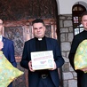 ▲	W akcję włączyła się cała społeczność WSD. Z plastikowymi korkami (od lewej): al. Adrian Żak, ks. Rafał Widuliński, dyrektor ekonomiczny, i al. Krystian Korba.