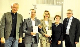 Grono autorskie: Andrzej Sznejwejs (ilustracje), dr Jarosław Bogacki (recenzent), Małgorzata Blach-Margos, autorka opracowania, mgr farm. Maria Pająk, konsultant merytoryczny, i Andrzej Prygiel, prezes opolskiej izby aptekarskiej.