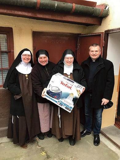 Zakonnice z ks. Wojciechem Pastwą z jednym z prezentów.