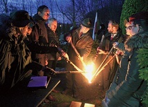 ▲	Część obrzędowa uroczystości. Rozpalanie ognia wiary.