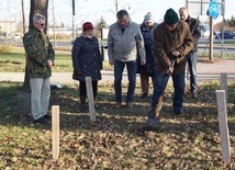 Łopatę pod budowę pomnika wbił m.in. Mieczysław Łuszczyński, więzień okresu stalinowskiego.