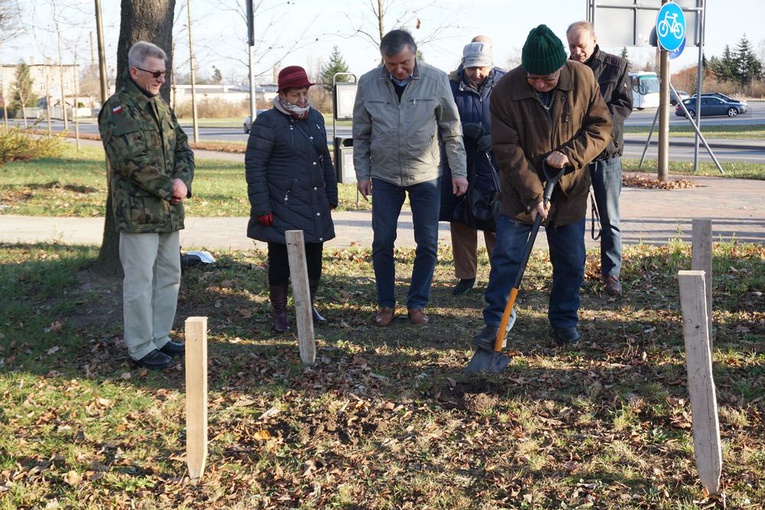 Łopatę pod budowę pomnika wbił m.in. Mieczysław Łuszczyński, więzień okresu stalinowskiego.