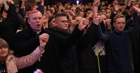 Z uczestnikami modlił się i śpiewał bp Piotr Turzyński.