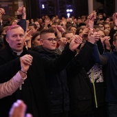 Z uczestnikami modlił się i śpiewał bp Piotr Turzyński.