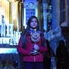 Podczas Nocy Świętych w 2018 roku młodzi prezentowali relikwiarz św. Barbary.