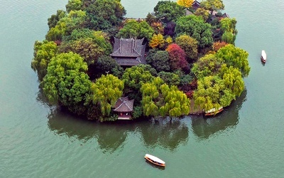 Łódź dopływająca do brzegów wyspy na Jeziorze Zachodnim w Hangzhou.
22.11.2019 Hangzhou. Chiny