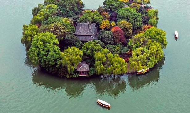 Łódź dopływająca do brzegów wyspy na Jeziorze Zachodnim w Hangzhou.
22.11.2019 Hangzhou. Chiny