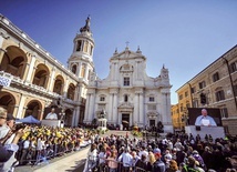 Rok Jubileuszowy w Loreto, ogłoszony z okazji 100. rocznicy uznania Matki Bożej Loretańskiej za patronkę podróżujących samolotami, potrwa od 8 grudnia 2019 r. do 10 grudnia 2020 r.