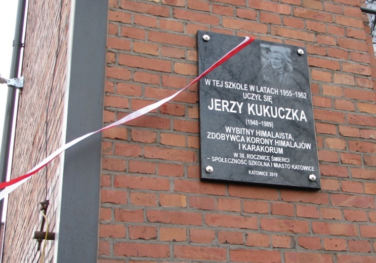 Tablica na szkole Jerzego Kukuczki