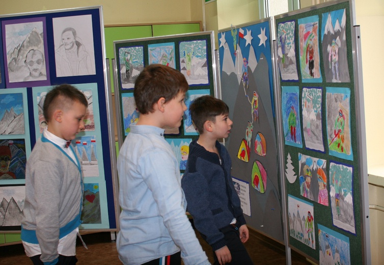 Tablica na szkole Jerzego Kukuczki