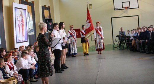 Tablica na szkole Jerzego Kukuczki