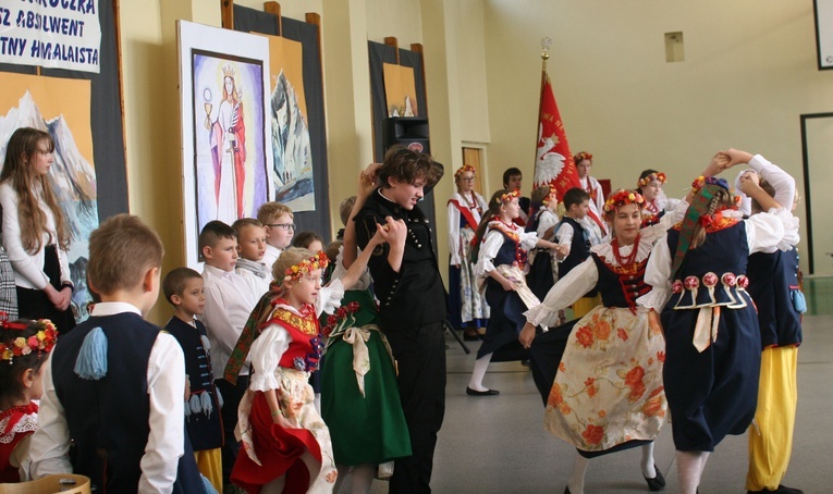 Tablica na szkole Jerzego Kukuczki