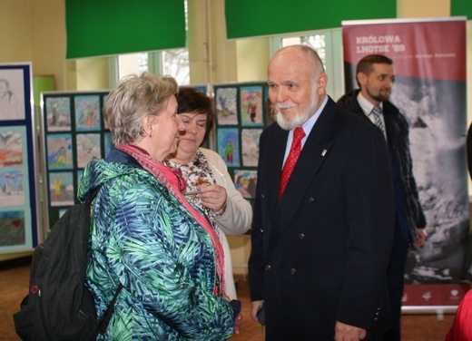Tablica na szkole Jerzego Kukuczki
