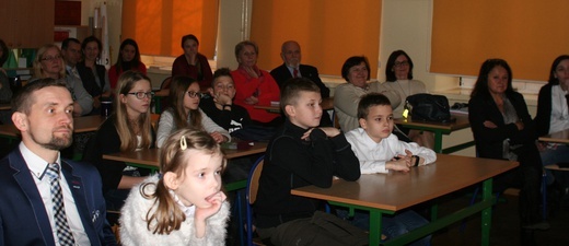 Tablica na szkole Jerzego Kukuczki