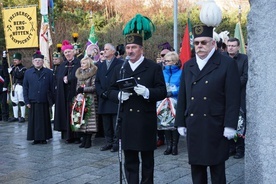 Pod Pomnikiem Pamięci Górnictwa Wałbrzyskiego zgromadzili się duchowni, samorządowcy, dzieci i młodzież, a przede wszystkim gwarkowie. 