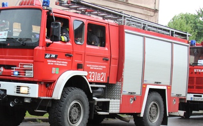 W trudnej akcji ratunkowej uczestniczy około 100 strażaków.