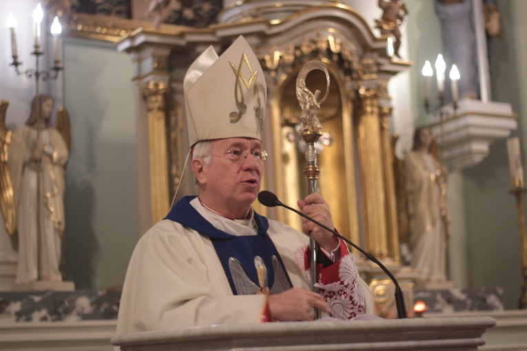 Roraty z bp. Andrzejem F. Dziubą w Makowie