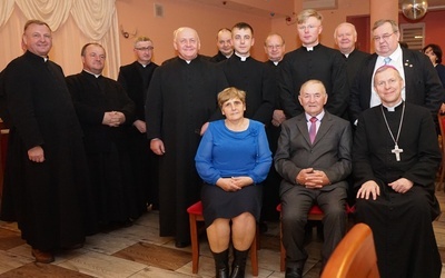 Bp. Piotr Turzyński siedzi obok Adama Króla. Czwarty od lewej ks. Zenon Sala. Z prawej stoi Zbigniew Gretka.