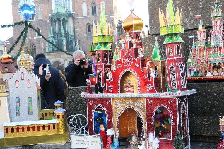 Kraków. Barwne szopki na Rynku Głównym