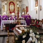 Msza św. pogrzebowa pod przewodnictwem abp. Sławoja Leszka Głódzia odbyła się w Sanktuarium Matki Bożej Trąbkowskiej.