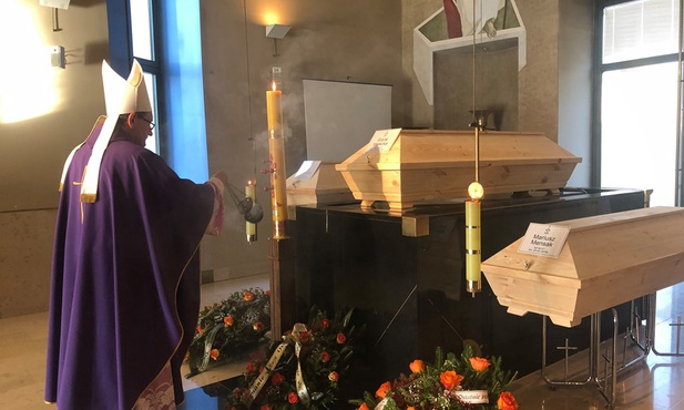 Uroczystościom pogrzebowym przewodniczył bp Rafał Markowski.