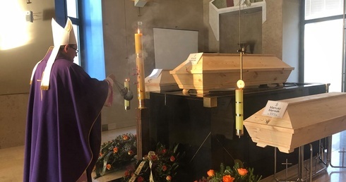 Uroczystościom pogrzebowym przewodniczył bp Rafał Markowski.