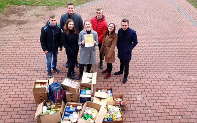 Młodzi z KSM Radoszyce i dary, które już wyjechały na Wschód.