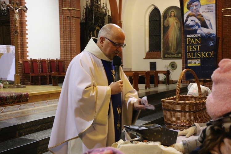 Poranne roraty dla dzieci u franciszkanów i wizyta św. Mikołaja