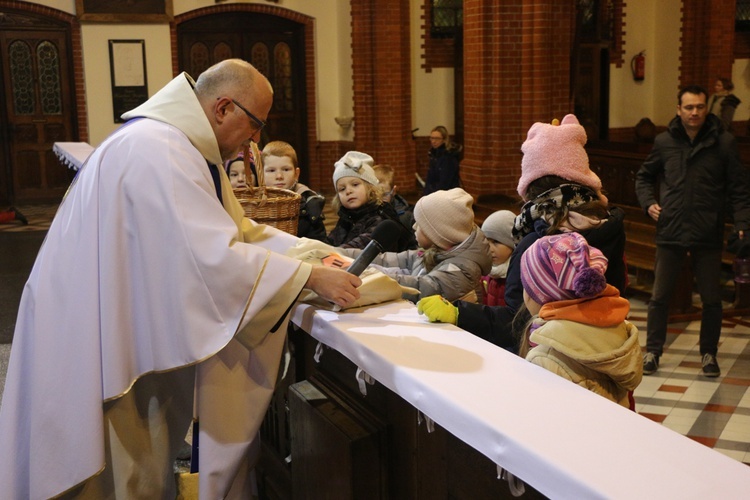 Poranne roraty dla dzieci u franciszkanów i wizyta św. Mikołaja