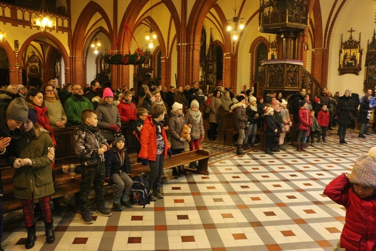 Poranne roraty dla dzieci u franciszkanów i wizyta św. Mikołaja