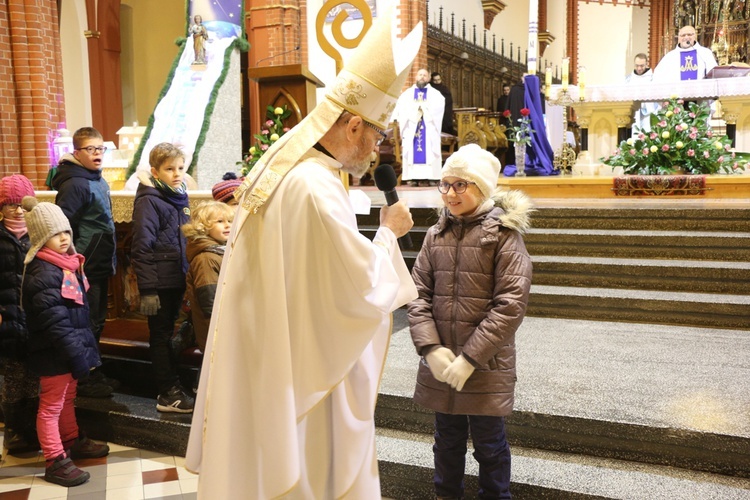 Poranne roraty dla dzieci u franciszkanów i wizyta św. Mikołaja