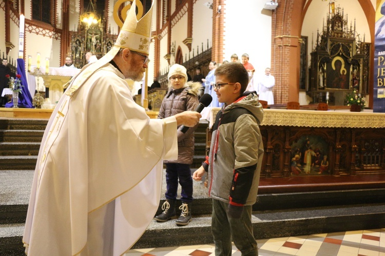 Poranne roraty dla dzieci u franciszkanów i wizyta św. Mikołaja