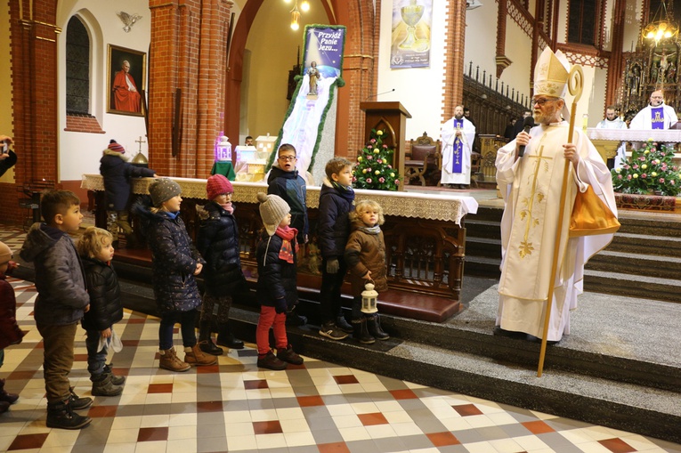 Poranne roraty dla dzieci u franciszkanów i wizyta św. Mikołaja