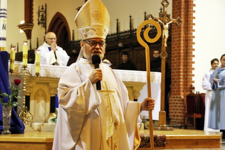 Poranne roraty dla dzieci u franciszkanów i wizyta św. Mikołaja